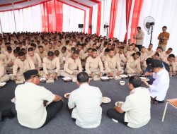 Hangat dan Sederhana, Momen Makan Siang Mendagri Bersama Praja IPDN di Tengah Tugas Kemanusiaan