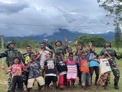 Bersama Generasi Muda, Satgas Yonif 521/DY Gelar Karya Bakti Bersihkan Lapangan Sepak Bola di Kobakma