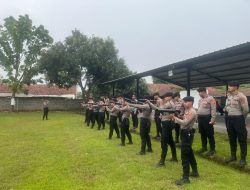 Asah Keterampilan Taktis, Personel Sat Samapta Polres Majalengka Ikuti Latihan Menembak Senjata Laras Licin dan Flash Ball