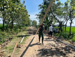 Satgas TMMD Bersama Warga Melangsir Begesting Besi Untuk Betonisasi Jalan