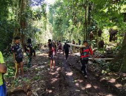 Kerja Sama Yang Solid, Satgas TMMD KE-128 Kodim 1801/Manokwari Bersama Warga Buat Mal Untuk Pengecoran Jalan