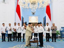 KPRP Serahkan 10 Buku Rekomendasi Reformasi Polri kepada Presiden