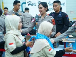 Polwan Polda Jabar Bagikan Konsumsi kepada Buruh Pendemo di Monas pada May Day 2026