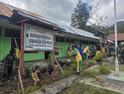 Momentum Hardiknas, Satgas Yonif 521/DY Bersama Siswa Tata Taman Sekolah di Distrik Walesi