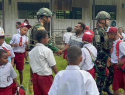 Mencerdaskan Kehidupan Bangsa, Satgas Yonif 521/DY Hadir Bagikan Perlengkapan Sekolah di Distrik Benawa