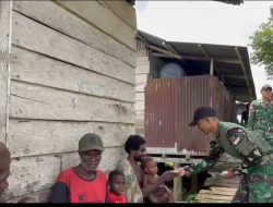 Satgas Yonif 123/Rjw Mengadakan Kegiatan Sosial Melalui Program Pembagian Tempe Kepada Warga di Kampung Tomor
