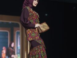 Koleksi Almira ADS Bersinar di Catwalk Persit Bisa II Jadi Magnet Antrian Penjulan Fashion Wastra