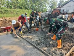 Tanpa Lelah TNI dan warga Kauman Kebut Rabat Beton