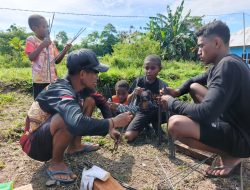 Keakraban Anak-Anak dengan Anggota Satgas TMMD ke-128 Kodim 1801/Manokwari