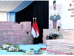 Presiden Prabowo Subianto Menyaksikan Langsung Penyerahan Denda Administratif dan lahan Kawasan Hutan kepada Negara di kompleks Kejaksaan Agung RI