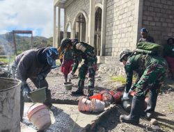 Dari Papua Pegunungan untuk Persatuan, Satgas Yonif 521/DY Gotong Royong Bangun Masjid Bersama Warga di Distrik Walesi