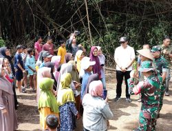 Momen Hangat di Lokasi Sumur Bor TMMD, Bupati, Danrem hingga Dansatgas Diserbu Warga untuk Berfoto