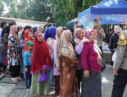Jumat Berkah, Polisi Berikan Pengobatan dan Makan Gratis Kepada Ratusan Warga di Alun-Alun Soreang