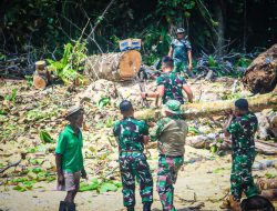 Dansatgas TMMD Ke-128 Turun Langsung Gotong Royong Bersama Warga Bersihkan Lokasi Upacara Penutupan