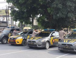 Dukung Respons Cepat Pelayanan Publik, Kabag Log Polres Majalengka Pimpin Pemasangan Stiker Layanan Darurat 110 di Kendaraan Dinas