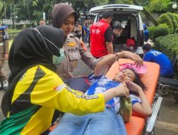 Aksi Humanis, Polda Jabar Gercep Evakuasi Bobotoh yang Pingsan saat Konvoi Juara Persib di Bandung