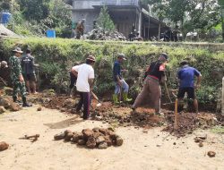 Demi Keselamatan Warga, Babinsa Ikut Kerja Bakti Bangun Talud Penahan Longsor