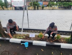SIE WAS Polres Majalengka Laksanakan Bersih-Bersih Taman untuk Wujudkan Lingkungan Kantor yang Asri