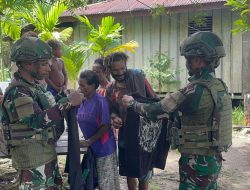 Tingkatkan Kebersamaan Melalui Berbagi Kasih, Satgas Yonif 521/DY Bagikan Pakaian Layak Pakai kepada Warga Distrik Benawa