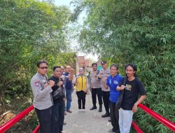 Kawal Pembangunan Daerah, Polsek Kadipaten Monitoring Pemeliharaan Jembatan Sungai Cikasarung