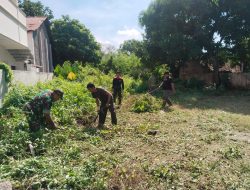 Babinsa Joyotakan Pelopori Kerja Bakti di Lingkungan Kantor Kelurahan