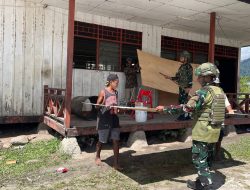 Pererat Sinergi dengan Pemerintah Daerah, Satgas Yonif 521/DY Karya Bakti Bantu Renovasi Kantor Distrik Apalapsili