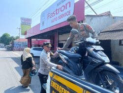 Anggota Pamapta Polres Majalengka Bantu Warga yang Mengalami Ban Bocor di Jalan