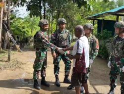 Berbuat Tulus dan Ikhlas, Satgas Yonif 521/DY Gelar Pelayanan Kesehatan Gratis Keliling di Kampung Muaranawa