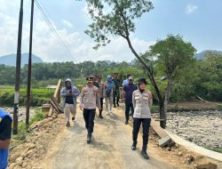 Kapolres Majalengka Kontrol Langsung Jembatan Cijurey Di Desa Cimangguhilir Kecamatan Bantarujeg