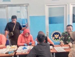 Dukung untuk Generasi Sehat dan Berkualitas, Babinsa Dampingi Pemeriksaan Kesehatan Calon Relawan SPPG.