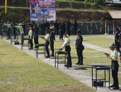 Eksebisi menembak Kowad Kodam XVIII/Kasuari dengan Polwan Polda Papua Barat : Perkuat Sinergi melalui ketangkasan Menembak