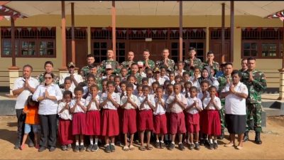 Presiden RI bersama KASAD Renovasi Sekolah di SD Negeri Bade di Kampung mememu, Distrik Edera Kabupaten Mappi melalui Satgas Yonif 123/Rajawali
