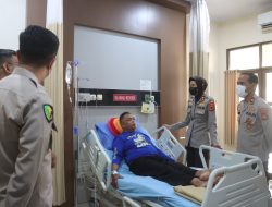 Kapolres Majalengka Jenguk Kasat Binmas yang Sedang Dirawat di RS Cideres