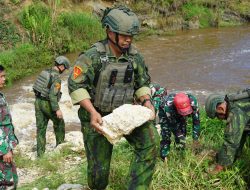 TNI AL Satgas Yonif 2 Marinir dan Kodim 1703/Deiyai Bersinergi Bangun Harapan Warga Melalui Jembatan Garuda