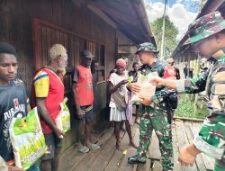 Satgas Yonif 123/Rajawali Bagikan Bantuan Pangan kepada Warga Kampung Binam