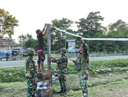 Papua Cerdas dan Sehat, Satgas Yonif 521/DY Berikan Bantuan Sarana Olahraga dan Buku Tulis bagi Pemuda serta Anak-Anak Kampung Muaranawa