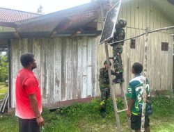 Hadirkan Terang di Pedalaman Papua, Satgas Yonif 521/DY Gelar Anjangsana Bantu Pemasangan Instalasi Panel Surya bagi Warga Apalapsili*
