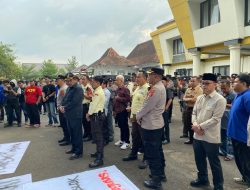 Kawal Penyampaian Aspirasi Mahasiswa, Polres Majalengka Amankan Aksi Unjuk Rasa Aliansi BEM Se-Majalengka di Kantor DPRD secara Humanis