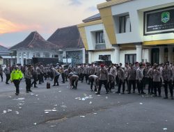 Wujud Kepedulian Lingkungan, Usai Amankan Unjuk Rasa Personel Polres Majalengka Gelar “Operasi Semut” Bersihkan Halaman Gedung DPRD