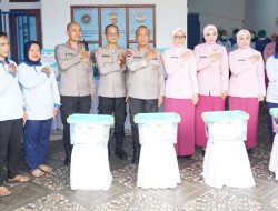Kapolda Jabar Salurkan Bantuan Sosial untuk Relawan SPPG Kemala Bhayangkari Polres Garut