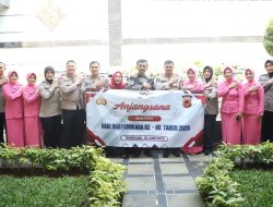 Hangatnya Anjangsana HUT Bhayangkara Ke-80, Kabid Humas Polda Jabar Sambangi Kediaman Irjen Pol (P) Adang Rochyana