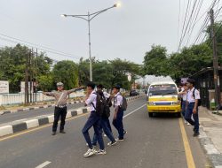 Anggota Satlantas Polres Majalengka Berikan Pelayanan Pengaturan Lalu Lintas kepada Masyarakat di Jalan KH Abdul Halim