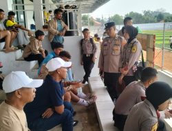 Di Tengah Riuh Suporter, Taruni Akpol Tebar Pesan Kamtibmas Wujudkan Kedekatan Polri dengan Masyarakat