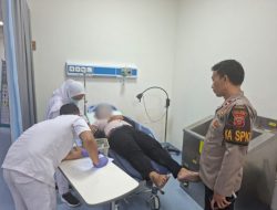 Aksi Tanggap Personel Polsek Panyingkiran, Evakuasi Korban Laka Lantas di Jalan Raya Karyamukti ke Rumah Sakit