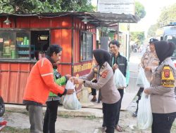 Pembagian Hasil Panen Raya Ketahanan Pangan di Rumah Dinas Polres Majalengka Kepada Ojol