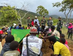 Bahu-Membahu dengan warga, Pos Walesi Satgas Pamtas RI-PNG Kewilayahan Yonif 645/Gardatama Yudha Bersama Warga Asolipele Gelar Gotong Royong Pemakaman