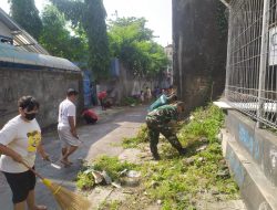 Semangat Gotong Royong Terus Dijaga, Babinsa Koramil Ampel Bersama Warga Bersihkan Jalan Desa