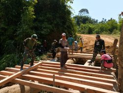 Satgas Pamtas RI-Malaysia Yonarmed 19/Bogani Bersama Warga Gotong Royong Bangun Jembatan Untuk Mempermudah Akses Masyarakat Perbatasan